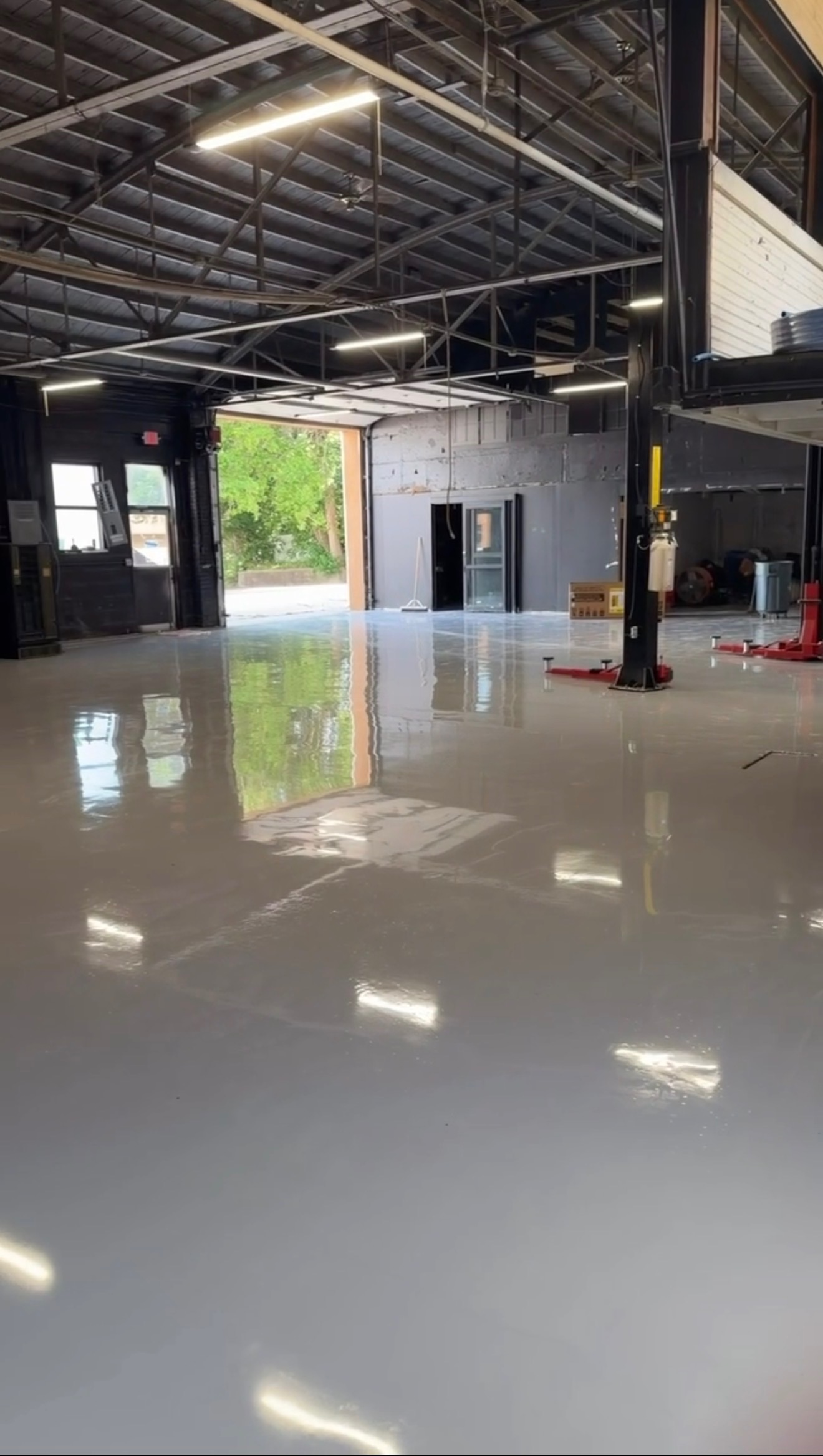 Completed epoxy flooring project, photo 4